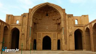 مسجد جامع ورامین در فاصله 9 کیلومتری اقامتگاه بوم گردی عمارت قلعه خواجه